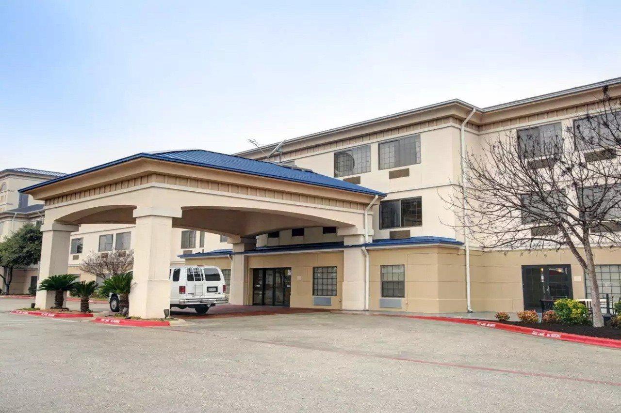 Quality Inn & Suites Airport Остин Екстериор снимка
