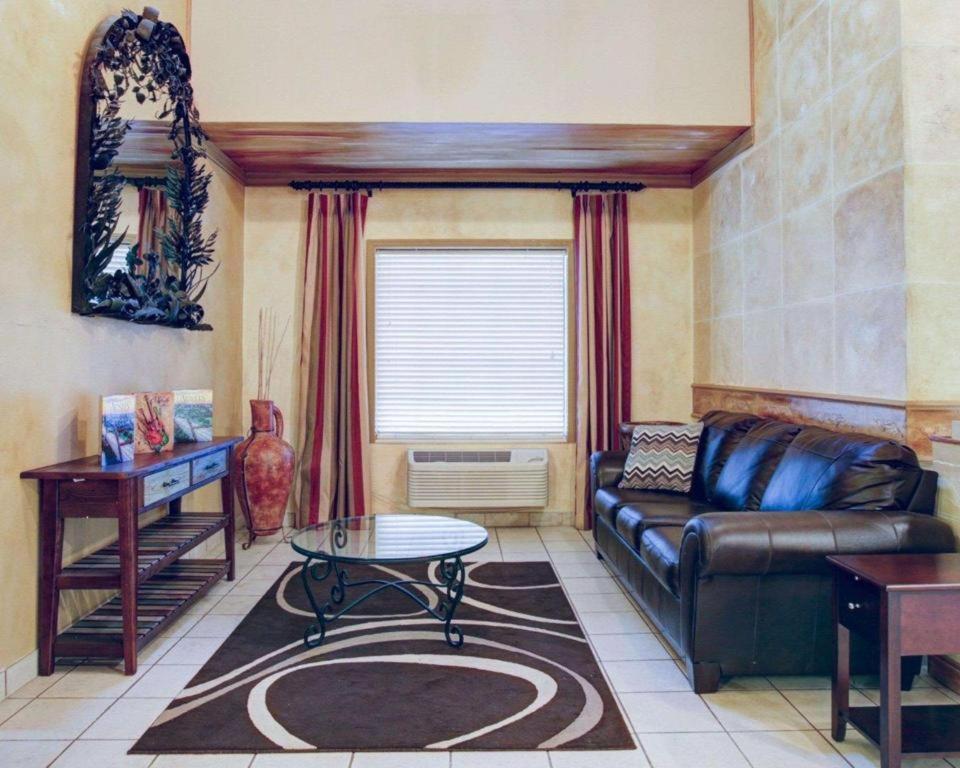 Quality Inn & Suites Airport Остин Екстериор снимка